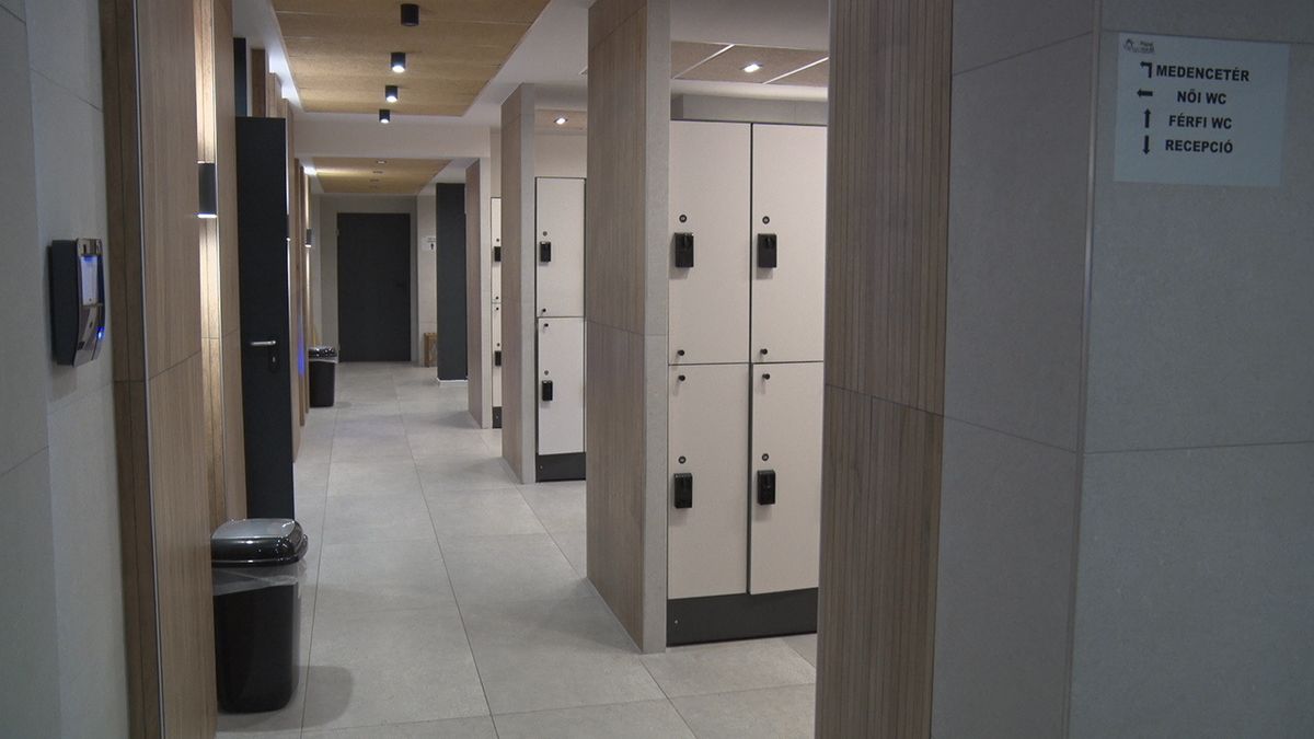 Modern belső térrel és új arculattal várja vendégeit a pápai fürdő