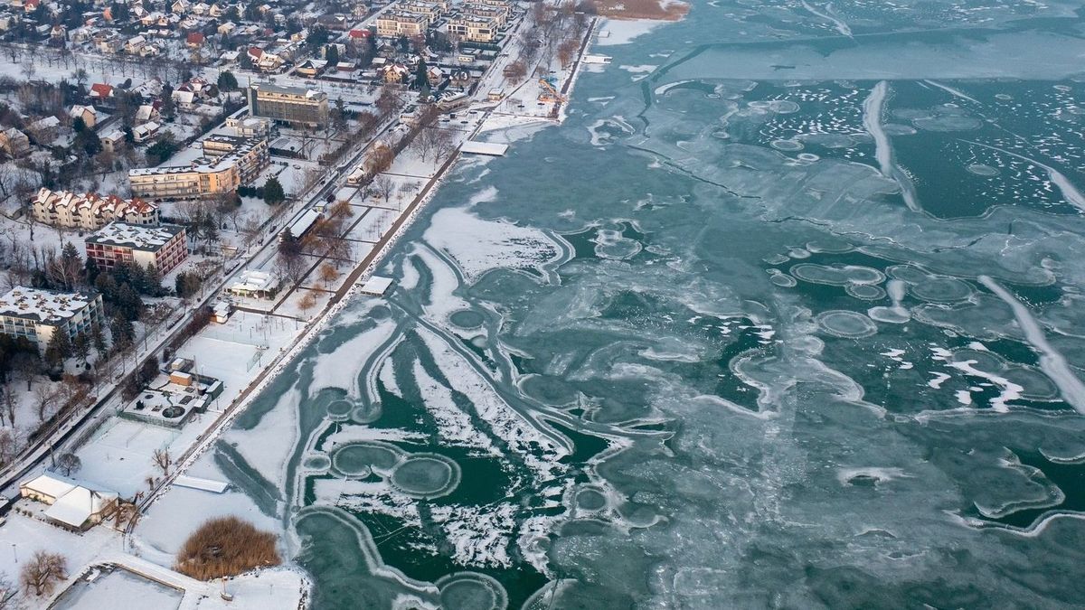 Látványos fotón a csopaki hőforrások, ahol életveszélyes a jégre menni