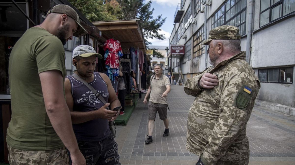 Videón az újabb erőszakos sorozási jelenet Ukrajnában