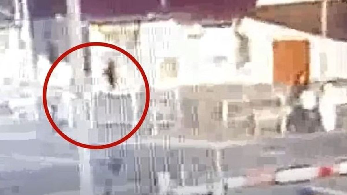 Napfény, tilos jelzés, sorompó – rossz kombináció egy rolleresnek (videó)