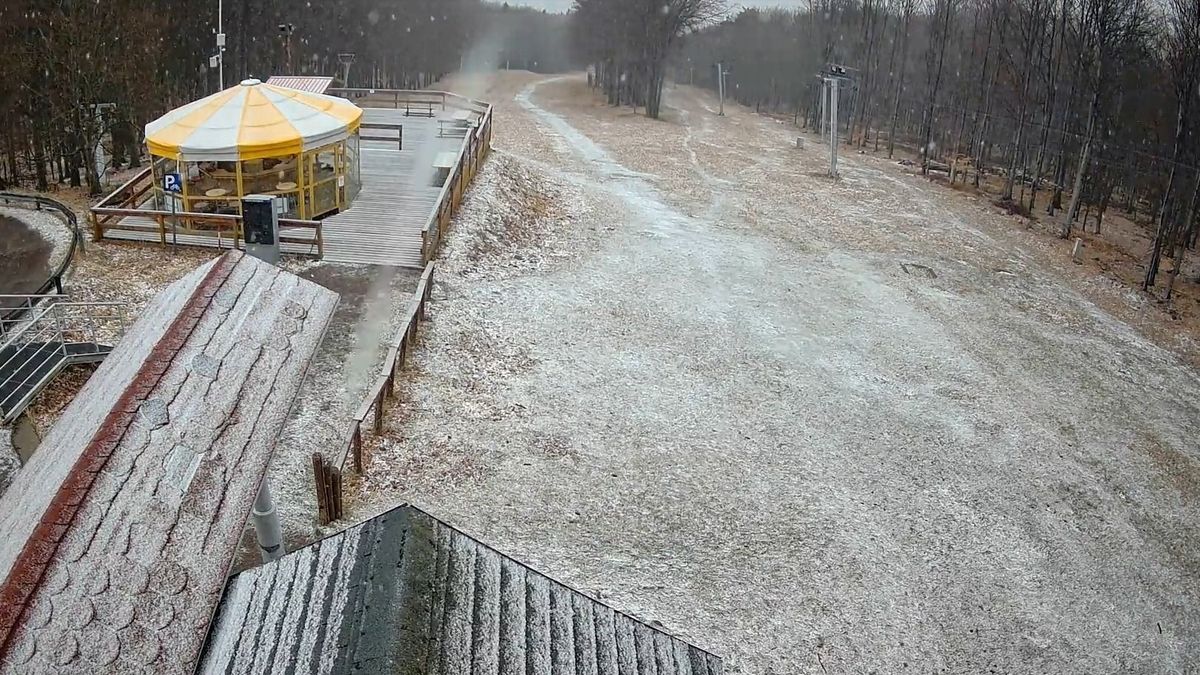 Hózáporral köszöntött be a kedd a magasabban fekvő részekre (+videók)