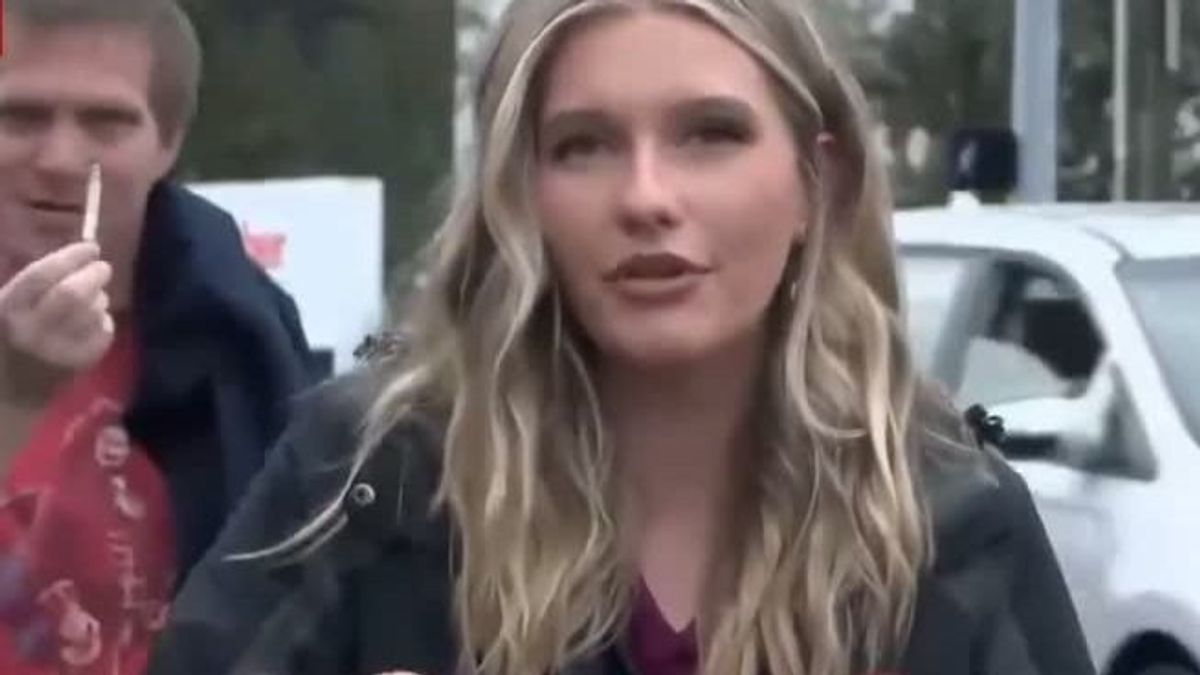 Égő cigarettát nyelt le egy férfi élő adásban – bizarr jelenet zavarta meg a tévés tudósítást (videó)