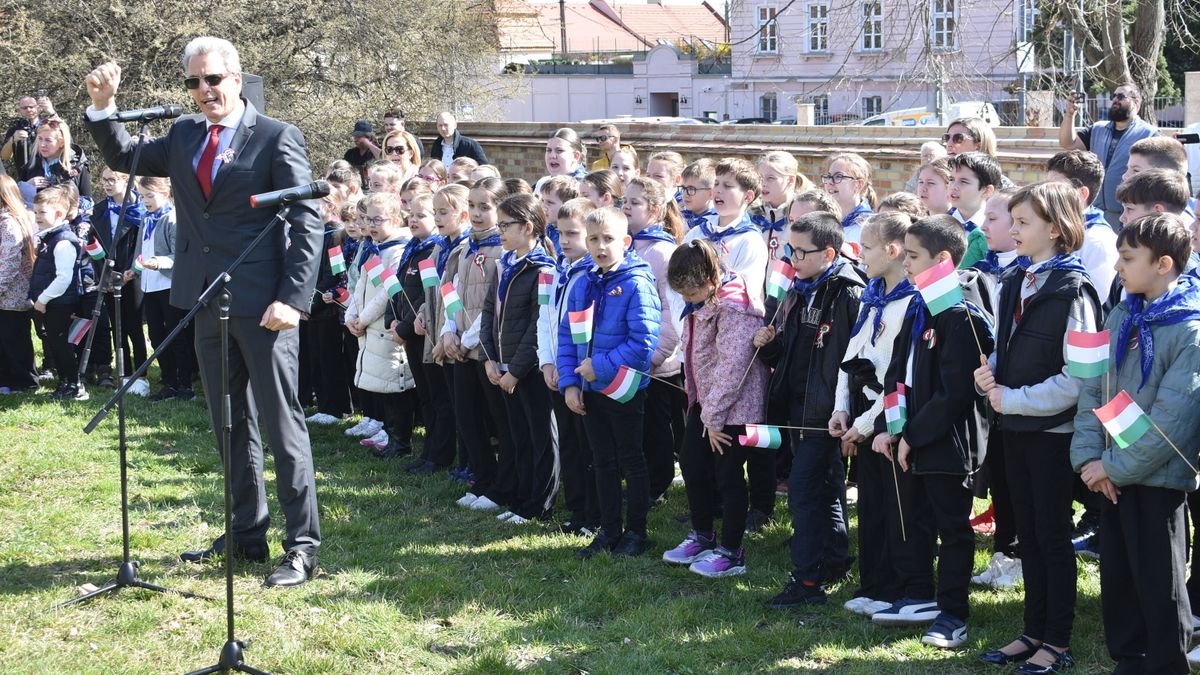 Több mint ezren szavalták közösen a Nemzeti dalt Pápán (fotók, videó)