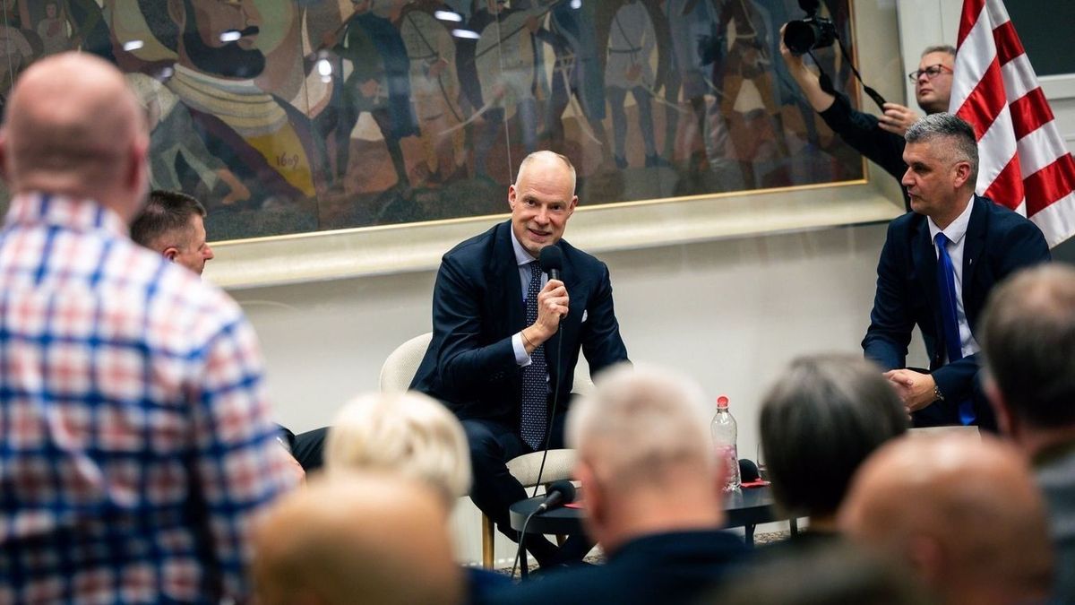 Szalay-Bobrovniczky Kristóf: Épségben hazaért a magyarokért indult első mentesítő járat Jordániából (videó)