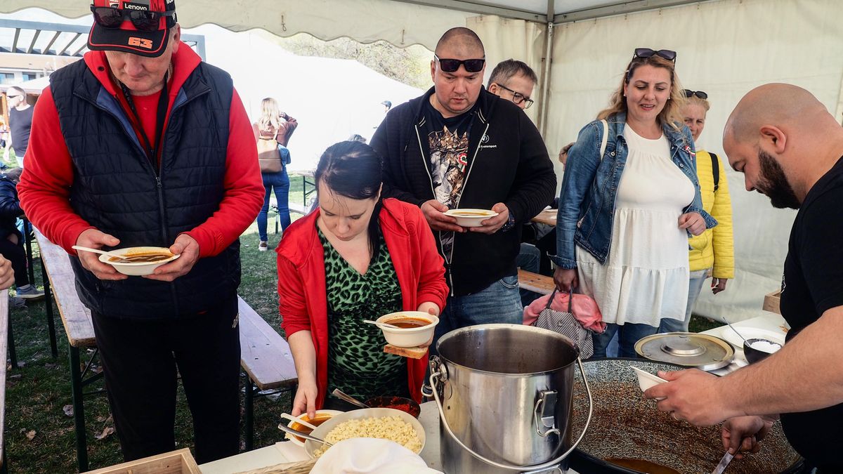 Gulyásfőzéssel, koncerttel, gyerekzsivajjal köszöntötték a tavaszt a Balatonnál (+ fotók, videó)