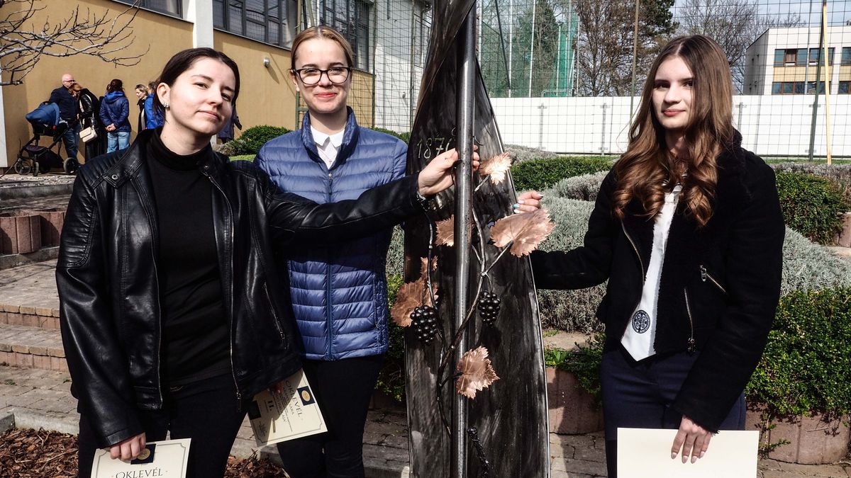 Időkapszula a jövőnek: így ünnepelte 90. születésnapját a balatonfüredi gimnázium (képgaléria)