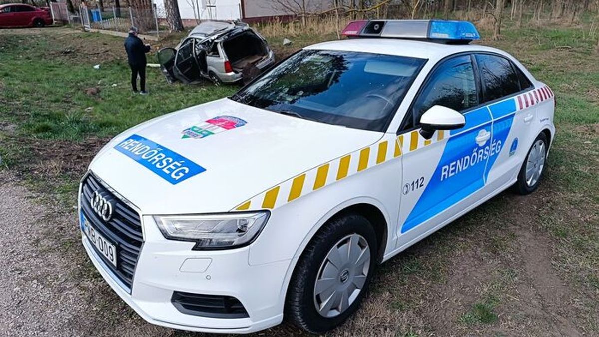 Parkoló járműnek ütközött egy autó, majd többször átpördült (+videó)