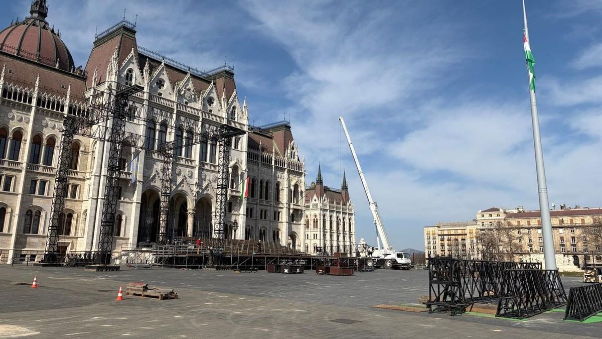 Lázasan készülnek a március 15-i ünnepségre a Kossuth téren