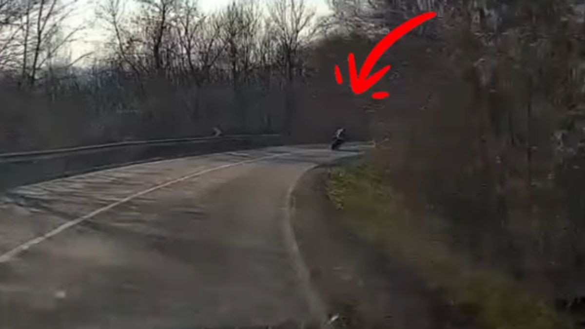 Hajszálon múlt, hogy a motoros nem az autó alatt végezte! (videó)