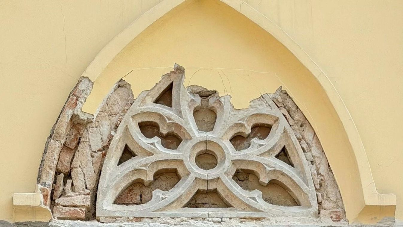 Vakolat alól bukkant elő a múlt – különleges díszek kerültek napvilágra Tapolcán