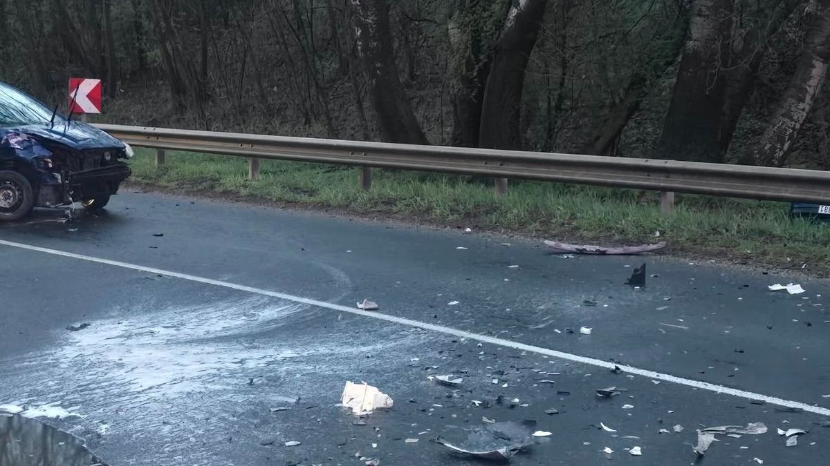 Balesethez riasztották az ajkai mentőket, két autó tört össze (+ helyszíni fotók)