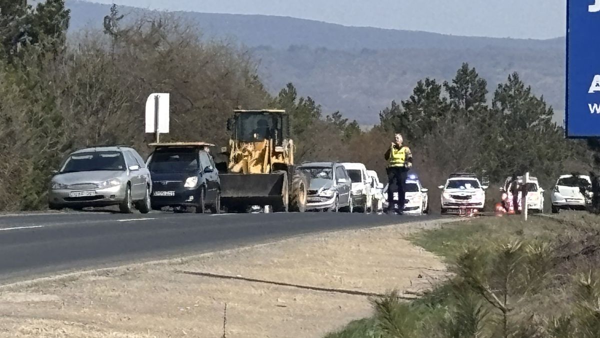 Munkagéppel ütközött egy személyautó a Házgyári úton (képek + videó)