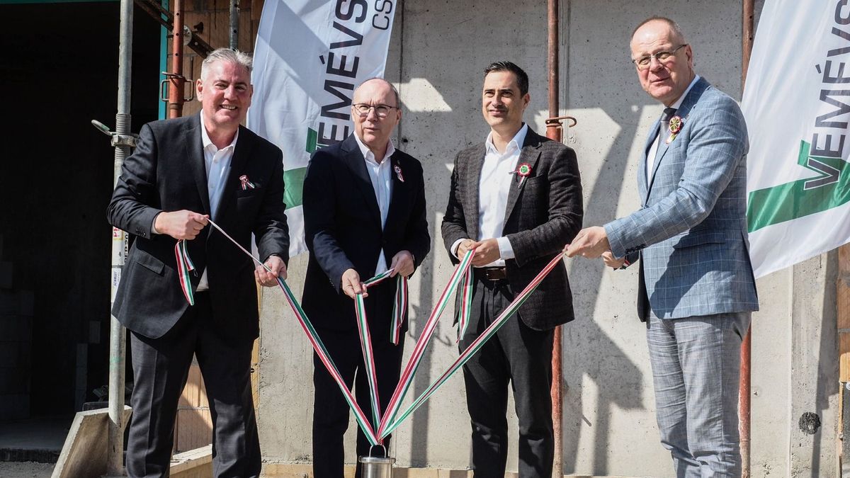 Időkapszulát helyeztek el a készülő VEMÉVSZER munkásszálló alapköve alá (galéria)