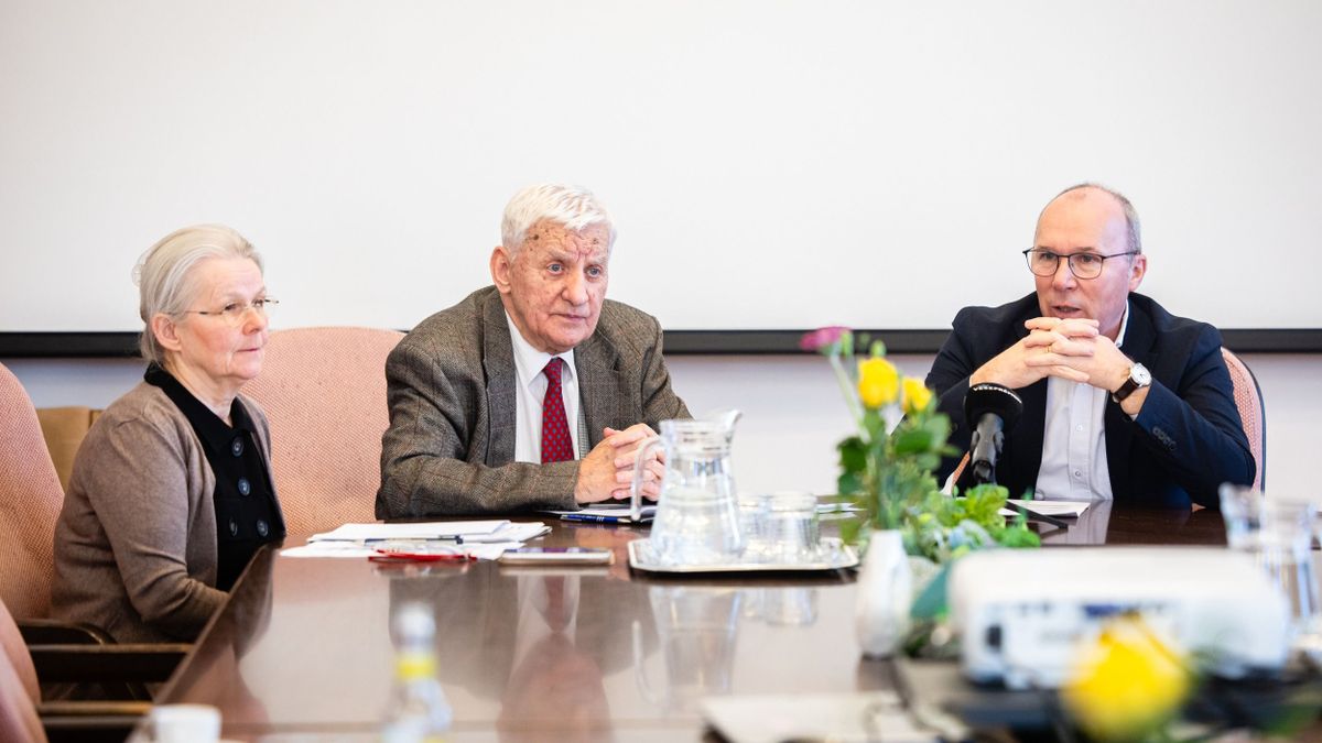 Újabb állomásához érkezett Veszprém várva várt kötete (galéria)