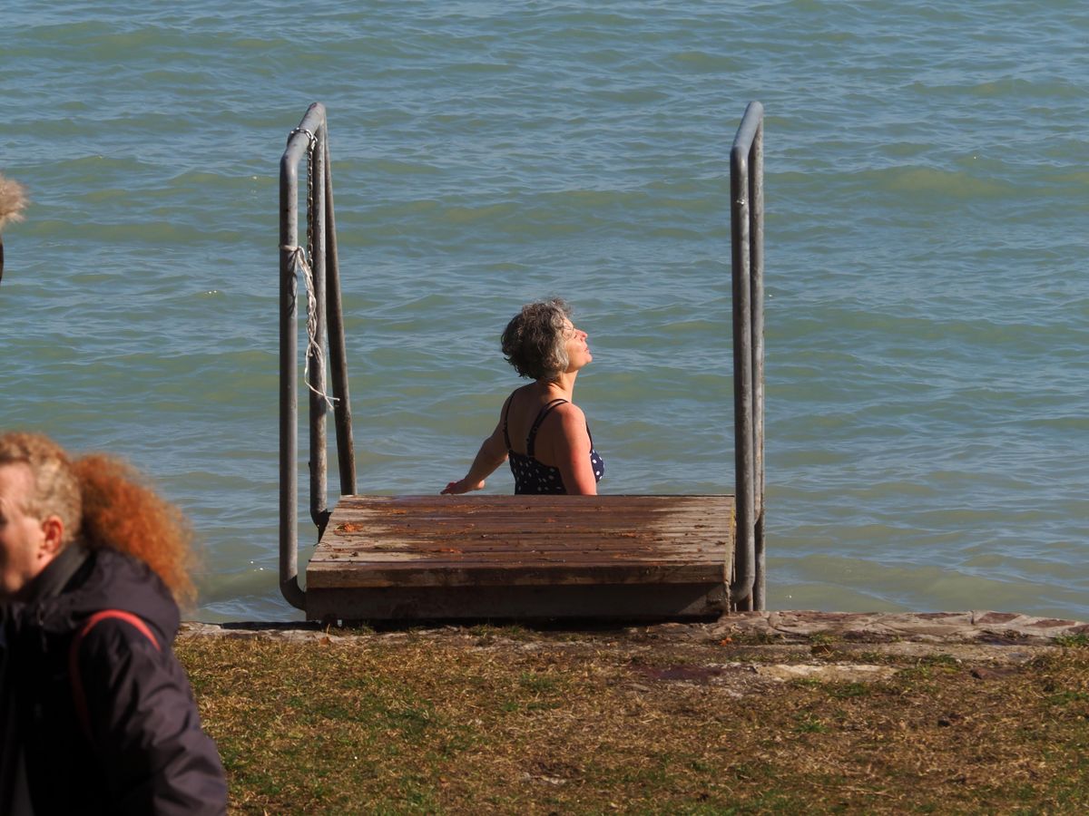 A télbúcsúztató csobbanás résztvevői a tihanyi PartKert strandon a Balaton jeges vizében mártóztak meg. Fotó: Nagy Lajos / Napló