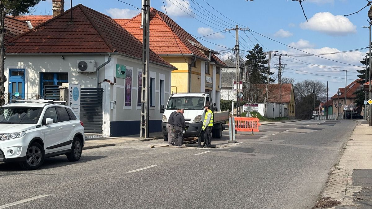 Elkezdődött a csatornafedelek cseréje a Dózsa György utcában, a helyszínen jártunk (galéria)