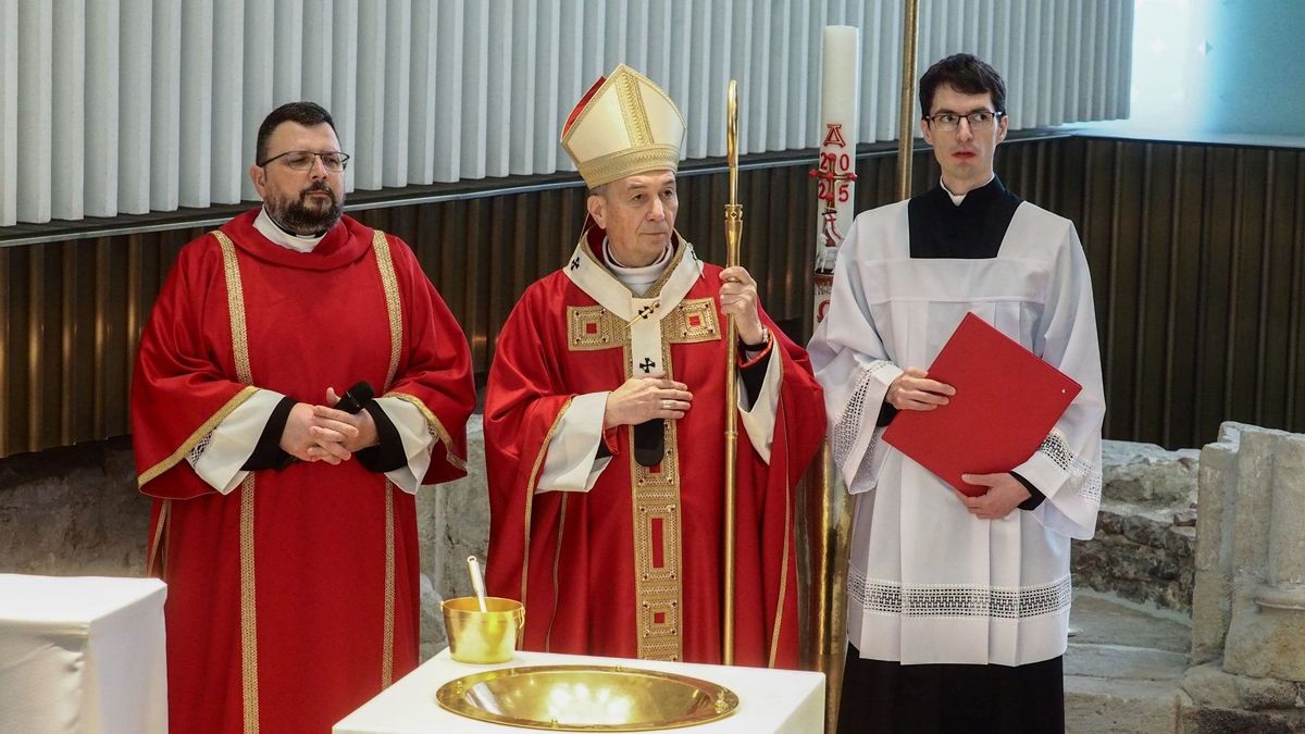 Megkezdődött a nagyhét a veszprémi Szent Mihály-főszékesegyházban