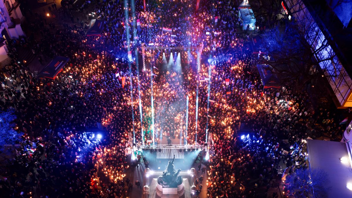 Orbán Viktor Egerben: Olyan kormányt válasszanak, amelyik nemet tud mondani a háborúra! + galéria