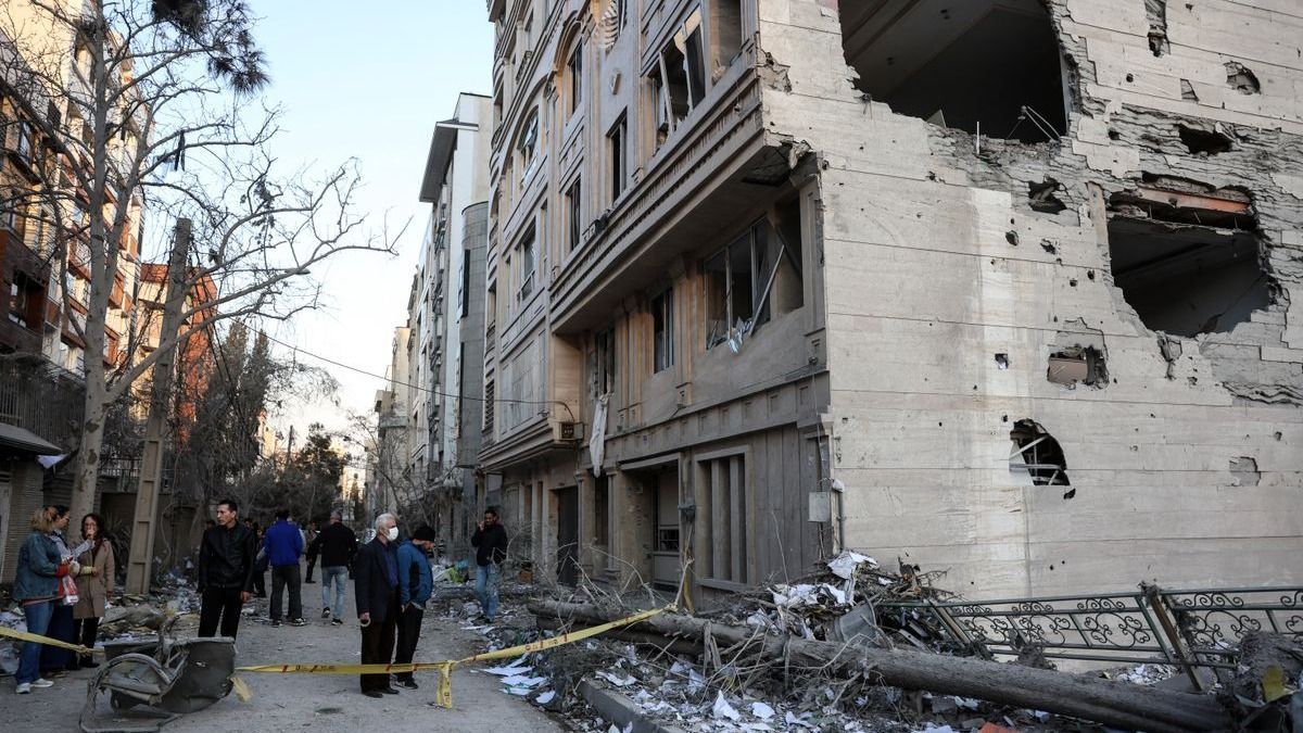 „Szirénáznak a mobiljaink támadások előtt” – A bombázás alatt álló Katarban él a magyar Kis-család, az édesanyával beszéltünk