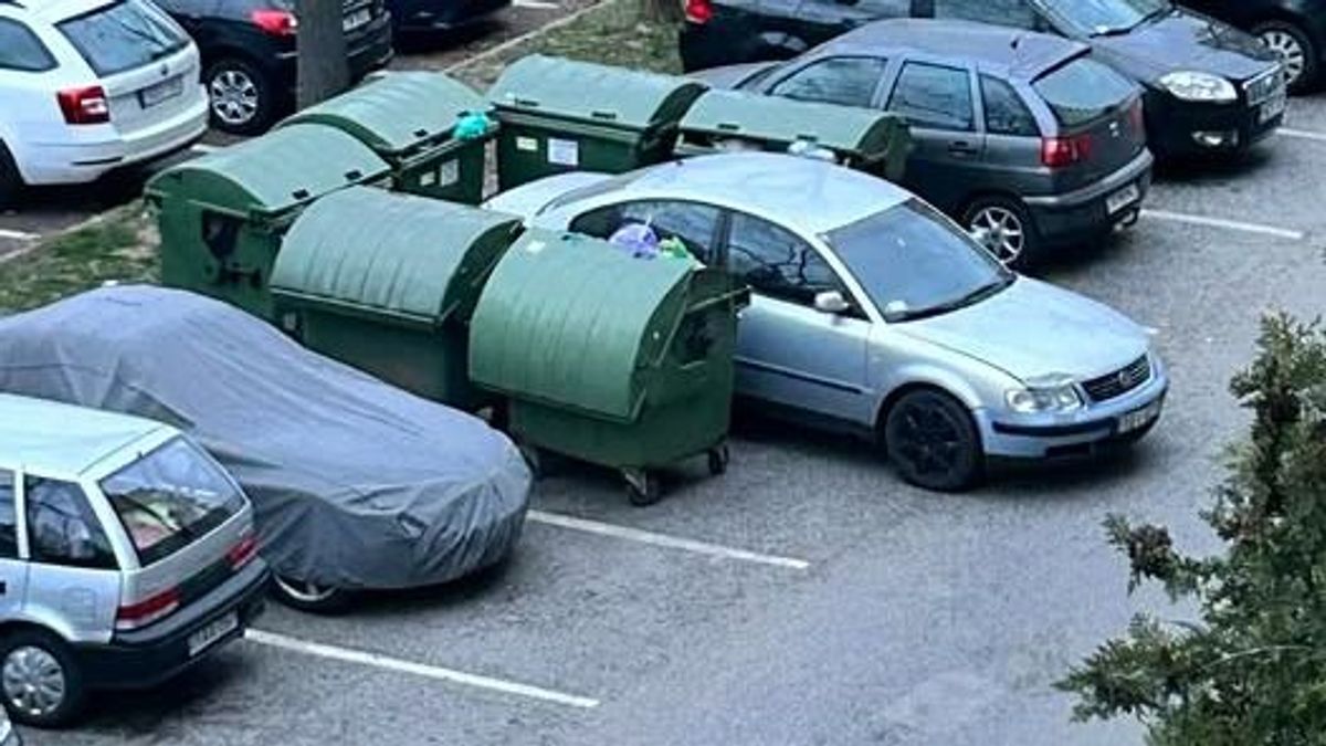 Egy szabálytalanul parkoló autó miatt nem vitték el a lakótömb szemetét