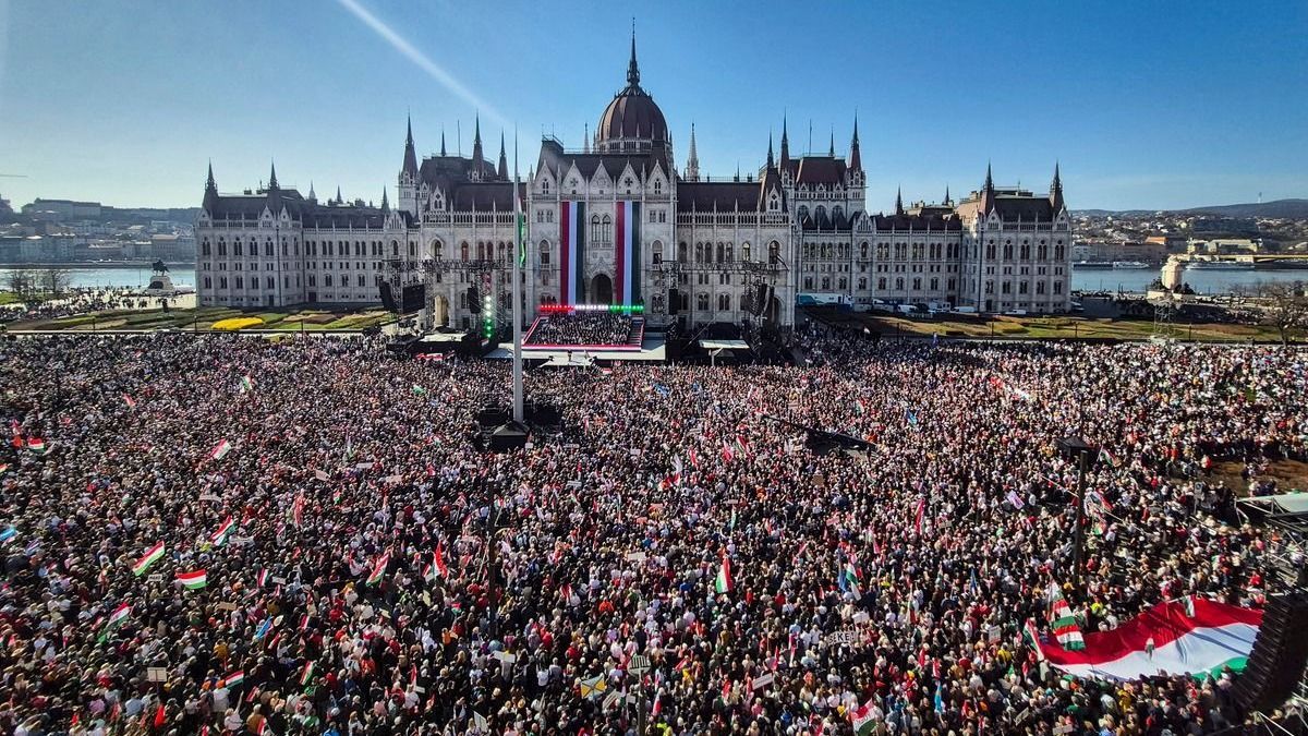 Soha nem látott tömeg ünnepelt Budapesten: kiderült, mennyien voltak a Kossuth téren (galéria)