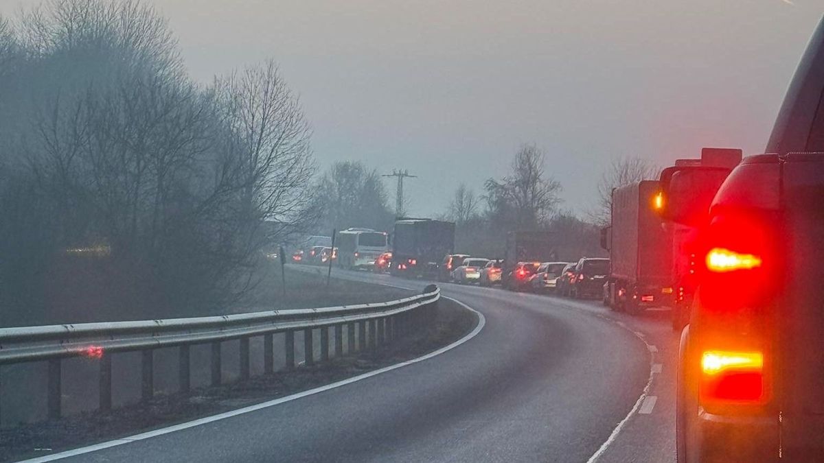 Hármas karambol történt a 8-ason Szentgálnál – hatalmas a torlódás