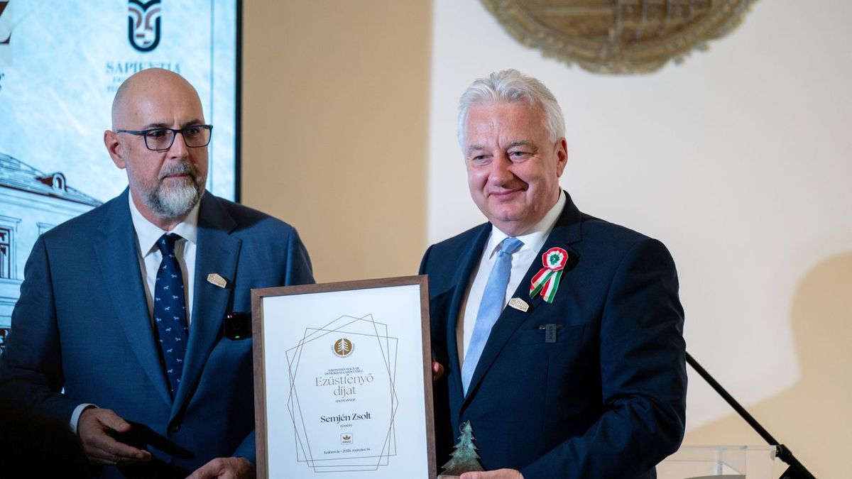 Semjén Zsoltot Ezüstfenyő-díjjal tüntette ki az RMDSZ