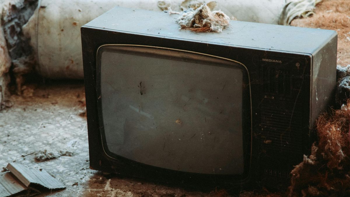 Nem tudott nyugodtan tévézni, lándzsával döfte le apját