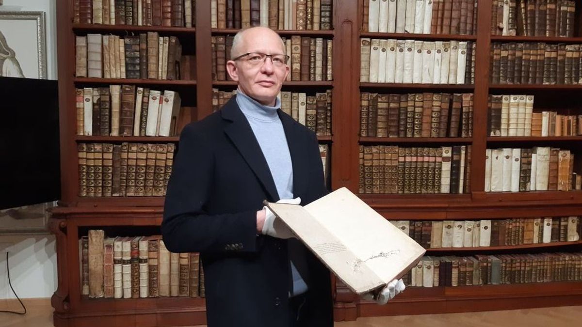 Ritka kincsek, kalandos történetek ismerője – rangos állami kitüntetést kapott a bakonyi könyvtáros