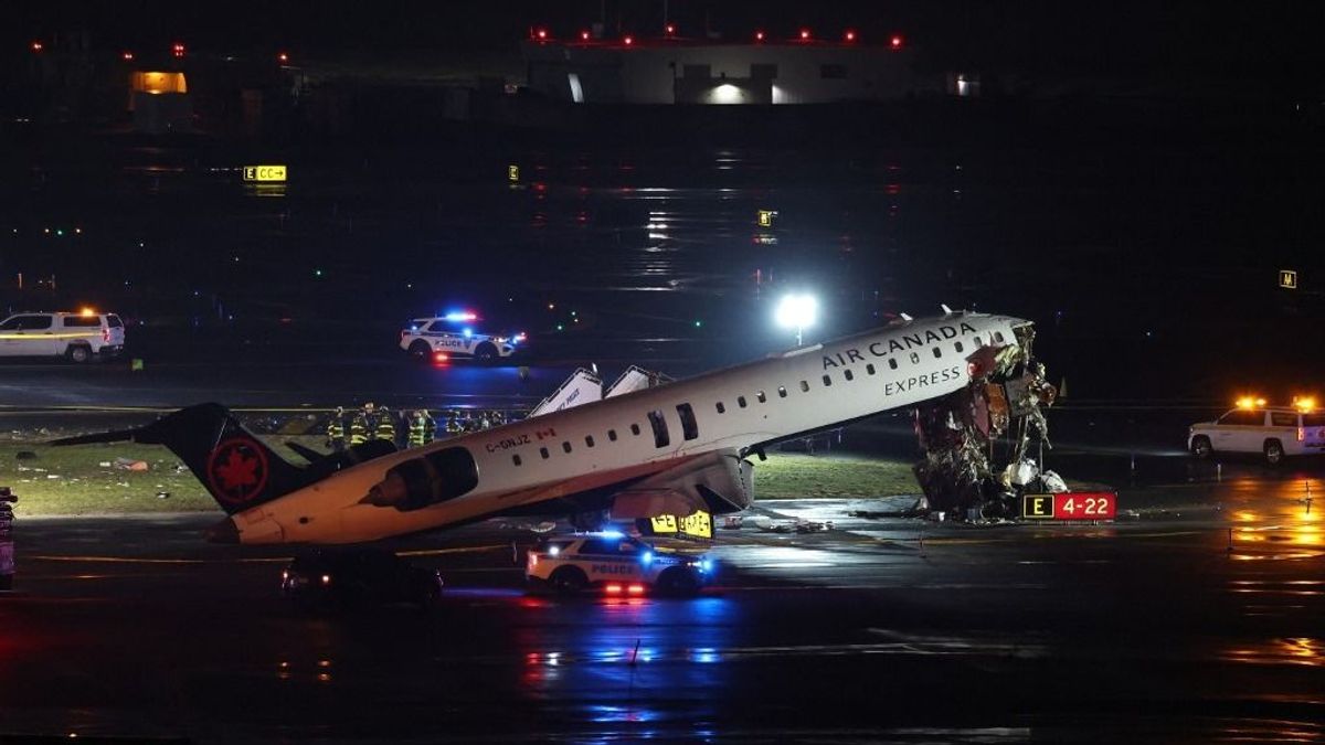 Dráma a New York-i reptéren: repülő csapódott földi járműbe, leállt a forgalom