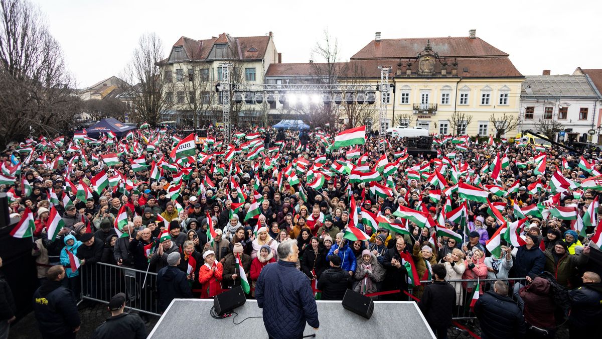 Orbán Viktor Veszprémben: Ki akarják zsebelni a magyar családokat Ukrajnán keresztül, az ukránbarát ellenzékkel