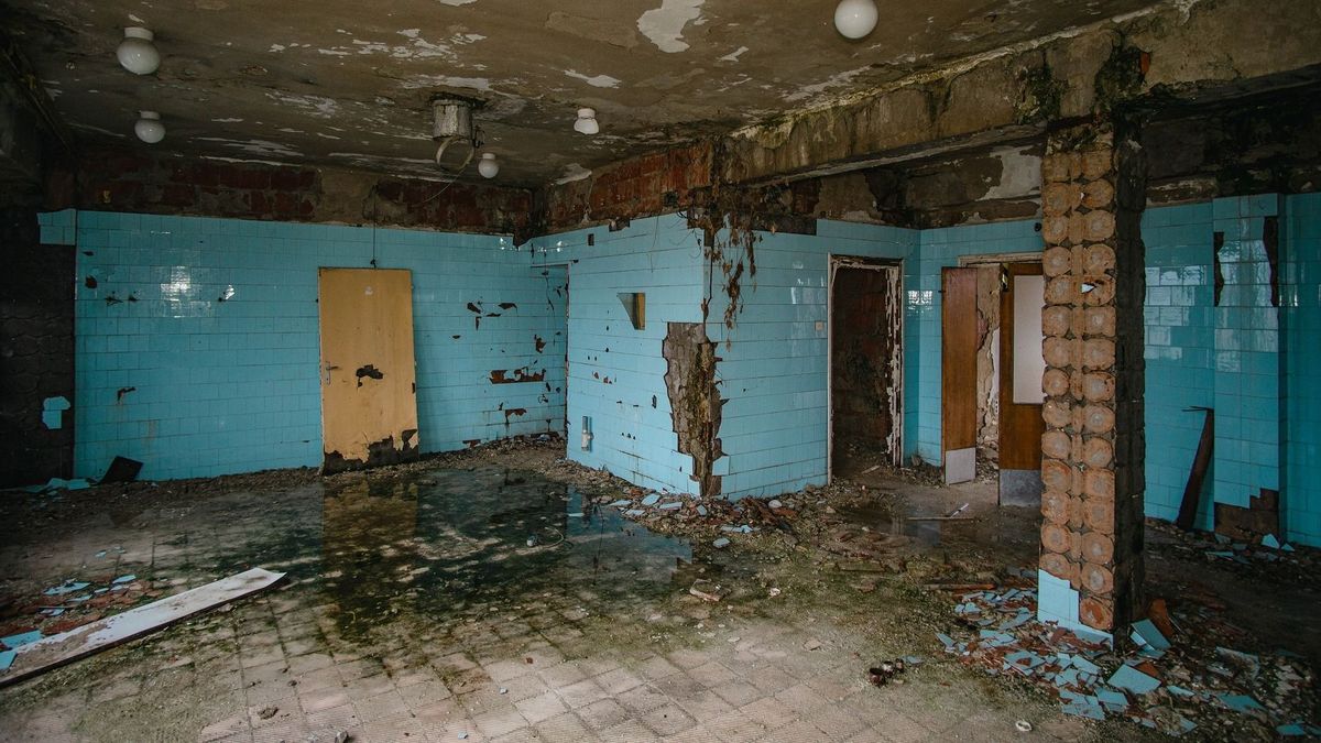 Urbexfotókon a titokzatos bázis, különleges repülőt rejtenek a falai