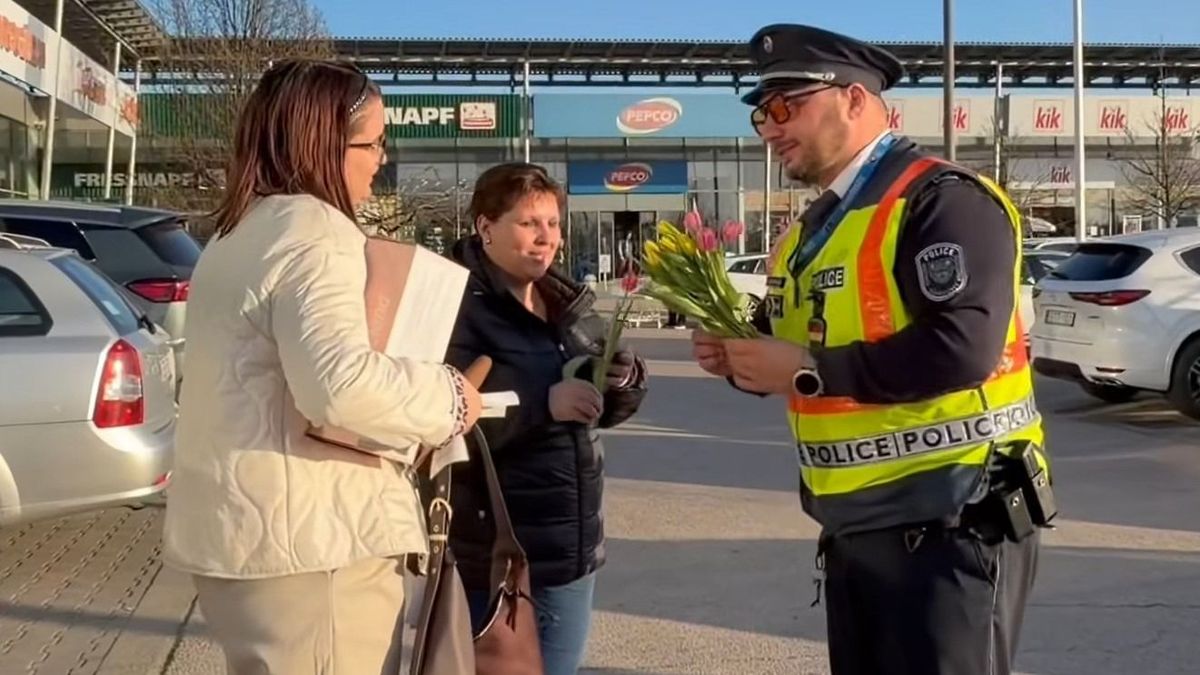 Nemes gesztus: így köszöntik a Veszprém vármegyei rendőrök a hölgyeket nőnapon (+videó)