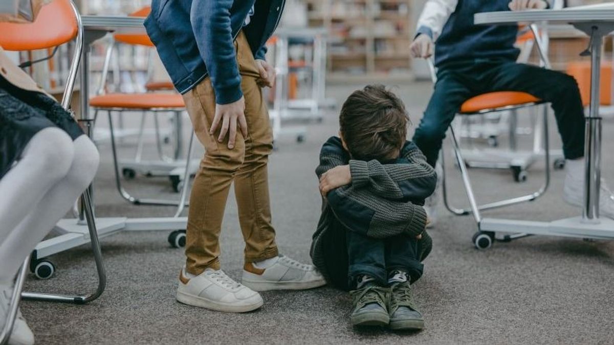 Kegyetlenség az iskolában: verte és fogva tartotta osztálytársát egy idősebb diák