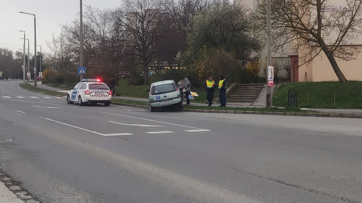 A járdán kötött ki egy tanulóvezető Veszprémben
