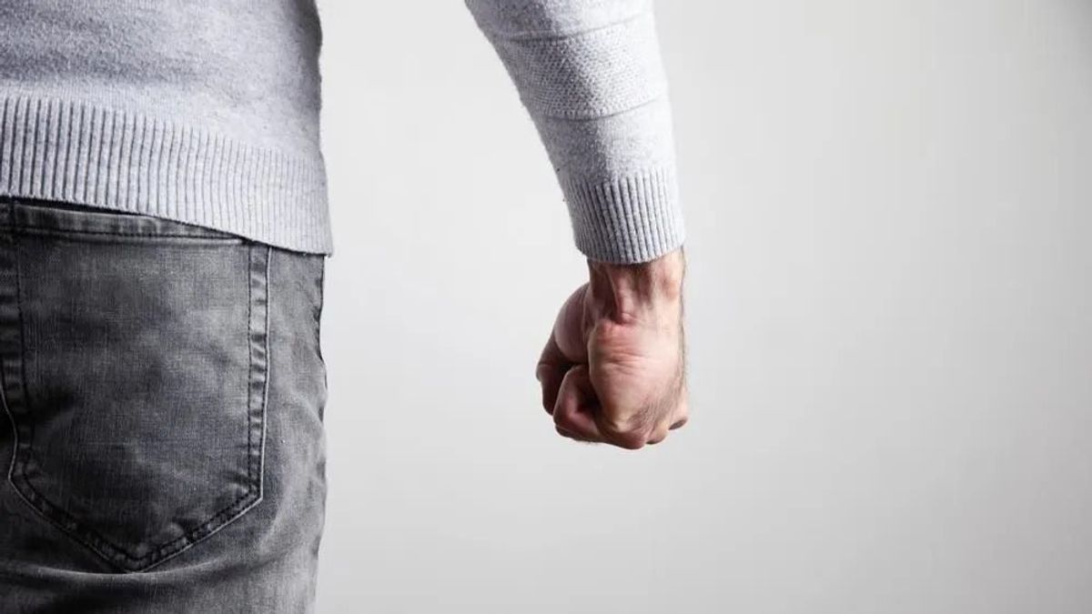 Őrület Balatonalmádiban: gázt szívott, halállal fenyegette a főbérlőjét – letartóztatták a zaklató férfit