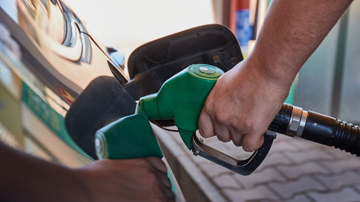 Működik a védett ár: sokat spórolhatnak a tankolásnál az autósok
