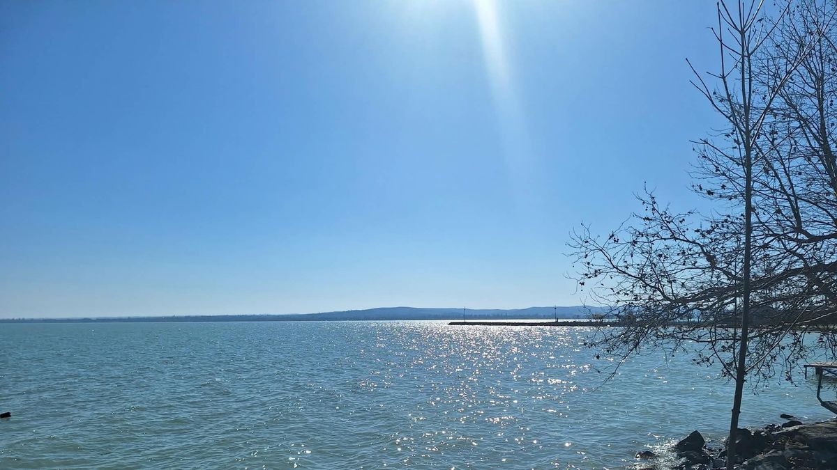 Napsütés és tavaszi meleg van a Balatonnál, de estére jöhet meglepetés +képek, videó