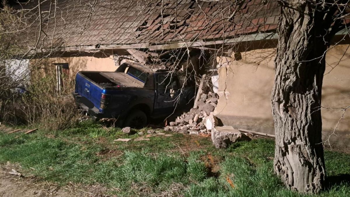 Brutális baleset: családi ház falába csapódott egy autó, lakhatatlanná vált az épület (helyszíni képek)