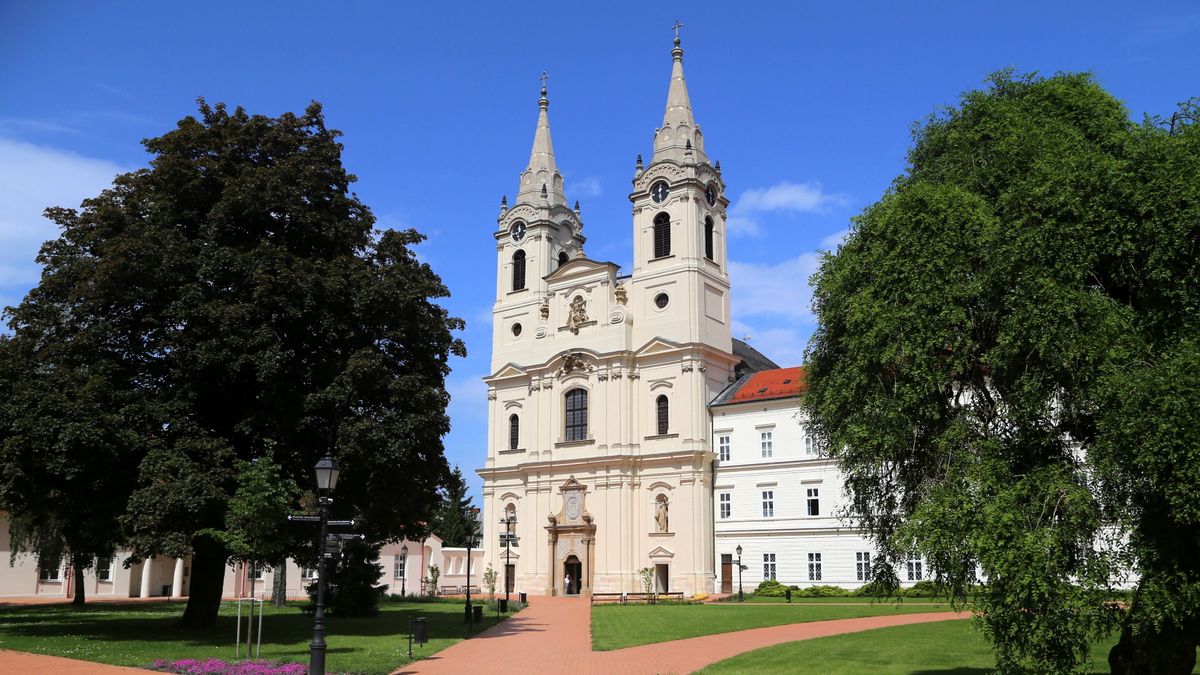 Új turisztikai központ épül Zircen