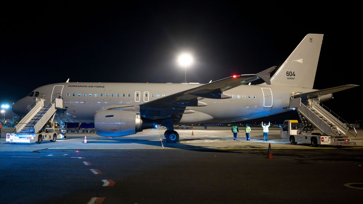 Hetvenhat magyar érkezett haza Rijádból az újabb mentesítő járattal