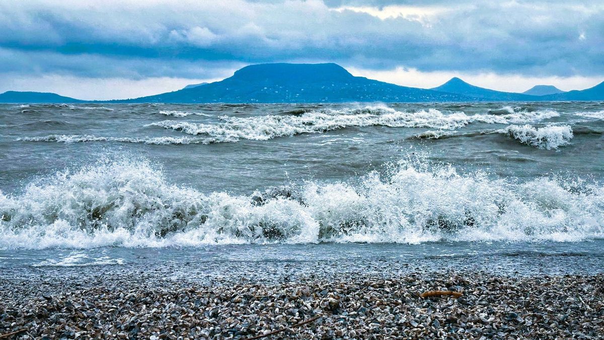 Fotókon a háborgó Balaton, csaknem orkánerejű szél tépázza a Bakonyt is