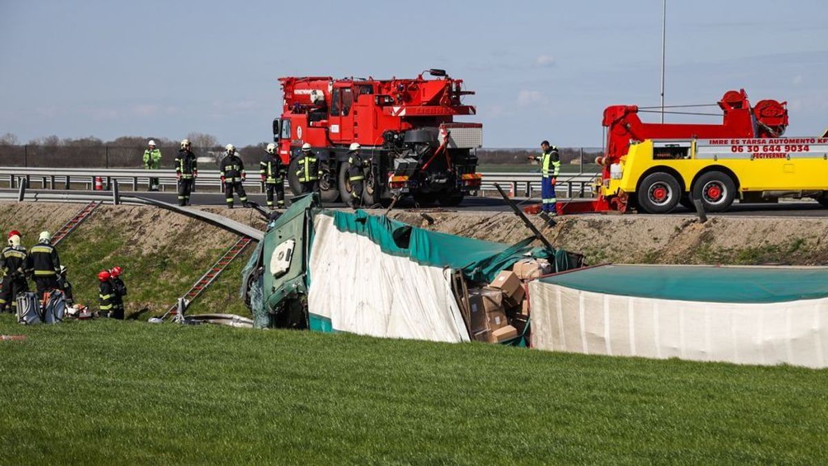 Helyszíni fotókon a szörnyű tragédia: árokba csapódott a kamion (+videó)