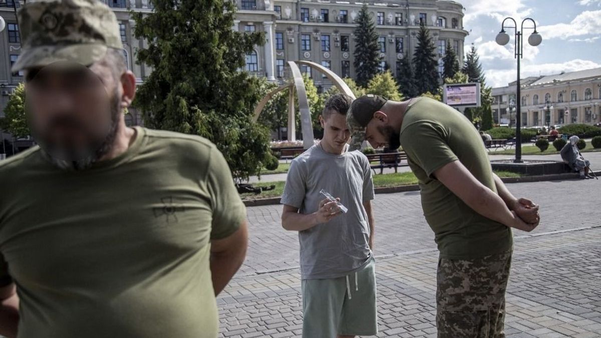 Erőszakos sorozások Ukrajnában – férfiakat rángattak buszról és lakásból a katonák