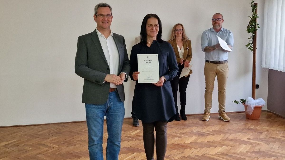 Újabb támogatói okiratokat adott át Takács Péter