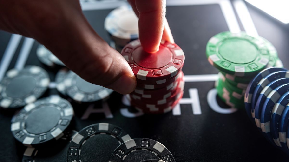 Lebukott az illegális pókerbarlang Veszprémben: százezreket foglalt le a rendőrség (videó)