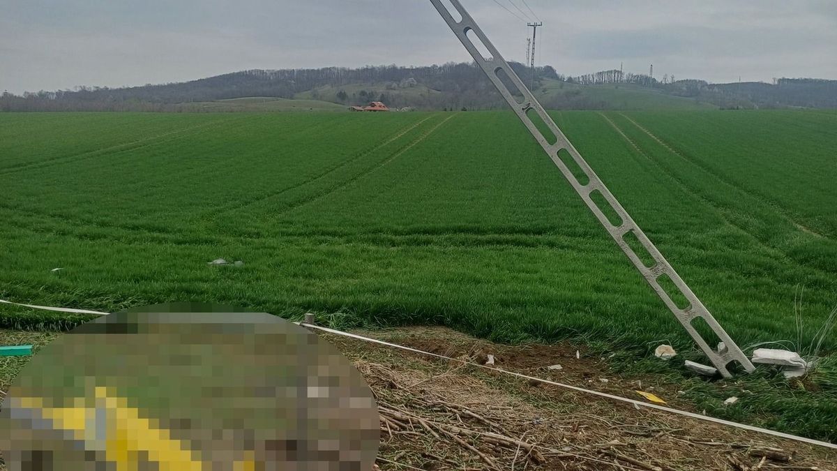 Alaposan elbánt egy autó ezzel a villanyoszloppal a 82-es főúton (+ helyszíni fotók)