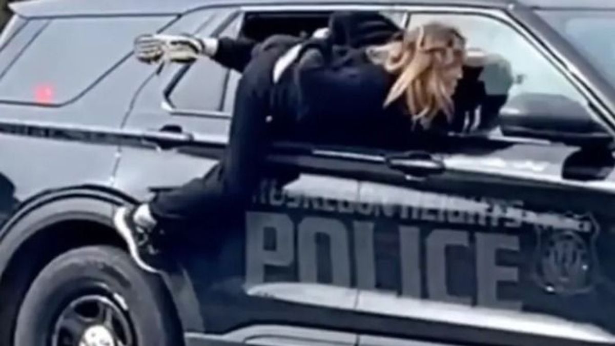 Döbbenetes videó: bilincsben mászott ki egy nő a rendőrautó ablakán – észre sem vették a zsaruk