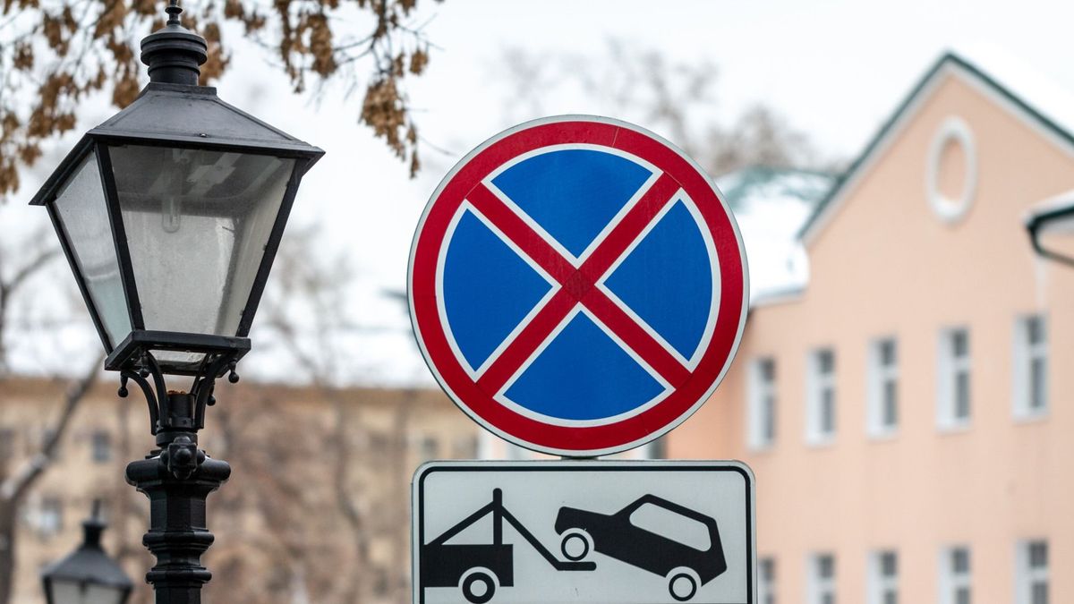 Autósok, figyelem! Megállási tilalmat terjesztenek ki egy veszprémi utcára