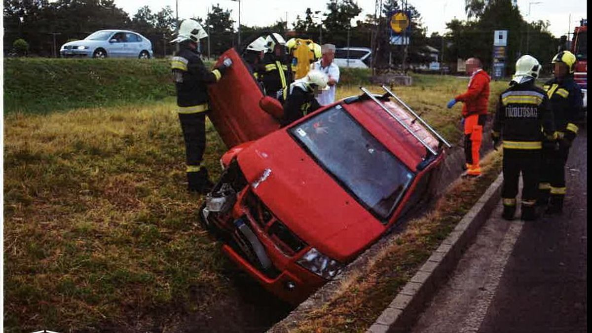Ittasan vezetett, majd árokba csapódott Ajkán egy 67 éves férfi